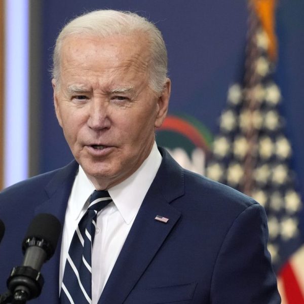 Biden gọi điện đến đại diện thương mại để xem xét thuế trên thép Trung Quốc