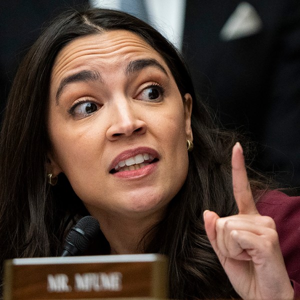 Hỗn loạn xảy ra khi nghe tin Greene, cuộc xung đột giữa Ocasio-Cortez và ‘ bộ lông mi bằng lông mi của những người mặc quần lọt khe ở Croetet