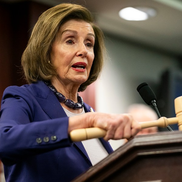 Pelosi thúc ép ủy quyền độc lập để kiểm tra cuộc tấn công của nhà bếp Trung tâm