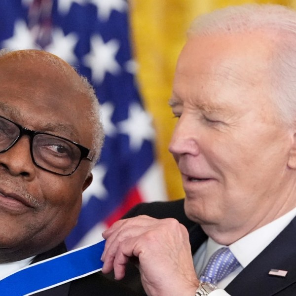 Biden trao huân chương Tự do cho 19 người nhận, bao gồm Pelosi, Clyburn