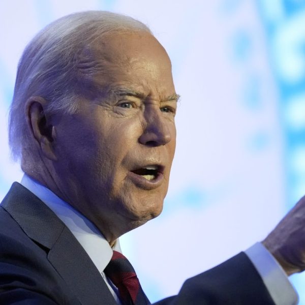 Biden cố gắng thu hút công nhân bằng cách đánh đập Thump vì thừa kế tài sản của mình