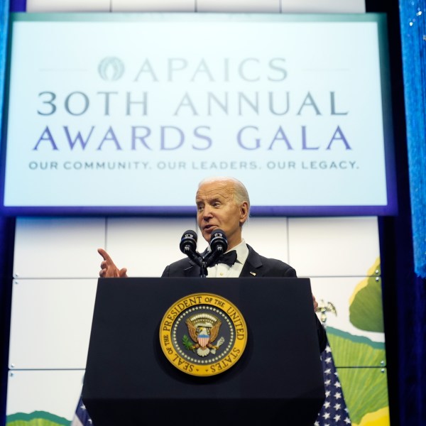 Biden knocks 'Loser' Thump tại buổi tiệc APAICS