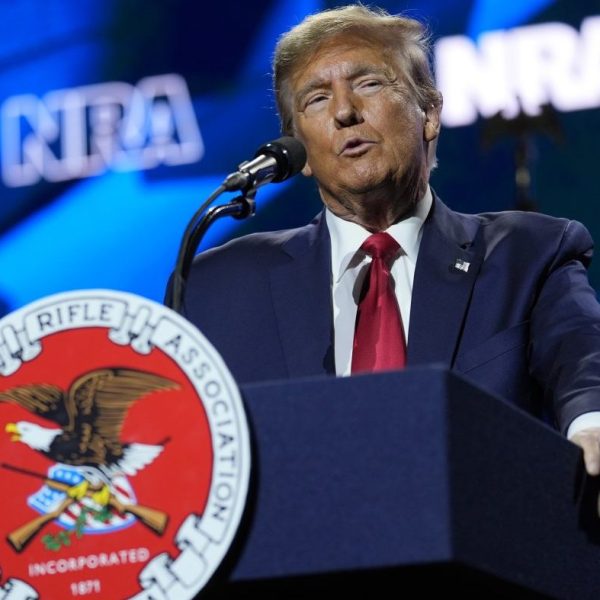 Trump thề với NRA nếu tái đắc cử: 'Sẽ không ai động tay vào súng của bạn'