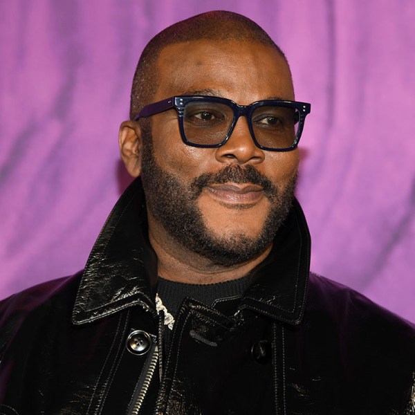 Tyler Perry tạm dừng việc mở rộng studio trị giá 800 triệu đô la sau khi nhìn thấy Sora của OpenAI: “Việc làm sắp bị mất”