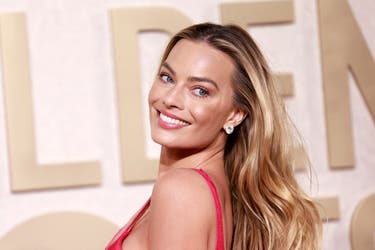 Margot Robbie mang thai đứa con đầu lòng với chồng Tom Ackerley