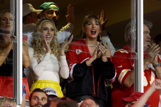 Taylor Swift xem trận đấu của Chiefs cùng với vợ của Patrick Mahomes