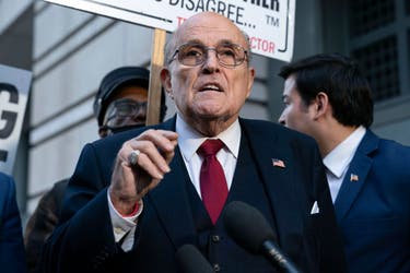 Rudy Giuliani thua chương trình phát thanh vì buôn bán giấy tờ bầu cử giả năm 2020