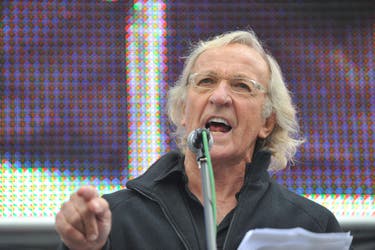 Nhà báo và nhà tài liệu John Pilger qua đời ở tuổi 84