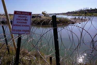 Tòa án tối cao cho phép DHS gỡ bỏ hàng rào thép gai của Texas ở biên giới Mỹ-Mexico