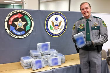 Những người chèo thuyền ở Florida tìm thấy 56 pound cocaine được bọc bằng xúc tu