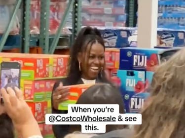 TikTok cho thấy Michelle Obama pha ‘ soda lành mạnh ở California Costco