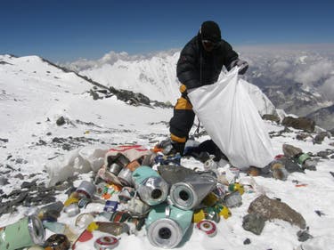 Nepal loại bỏ hàng tấn rác rưởi, xác chết và bộ xương từ Everest