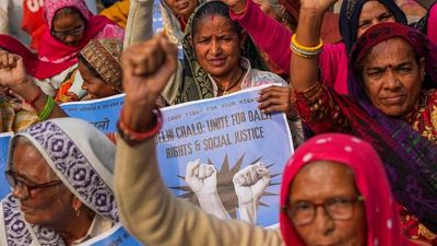 Tại Jantar Mantar, hàng ngàn người biểu tình đòi quyền của người Dalit; yêu cầu bãi bỏ lao động lệ thuộc, quyền sở hữu đất đai