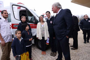 Franklin Graham dành tặng xe cứu thương cho các bác sĩ Magen David Adom đã ngã xuống