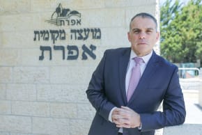 'Major pressure' on outgoing Efrat council head Oded Revivi to join national politics