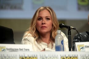 Christina Applegate thảo luận về đa xơ cứng: Mọi thứ anh cần biết về căn bệnh