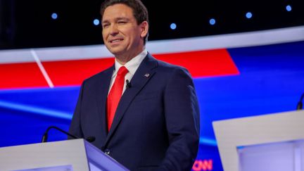 Tạm biệt Ron! DeSantis bỏ học, tán thành Trump làm Tổng thống