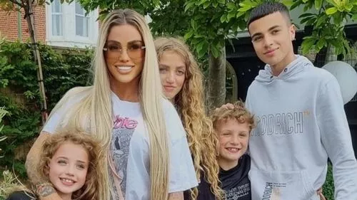 Những đứa con của Katie Price "ngu nịnh" khi mẹ trở thành một cổ phiếu cười vì một cuộc phẫu thuật mới