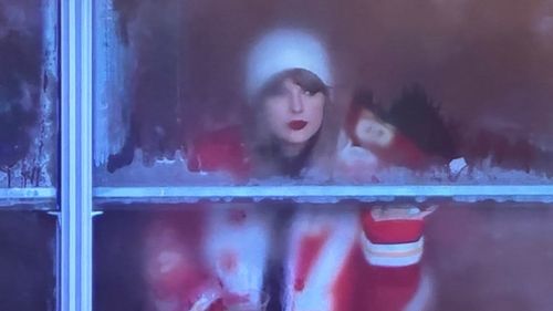 Taylor Swift đưa ra lập luận của Travis Kelce đằng sau cô ấy để giải quyết tình trạng đóng băng của bộ Chiefs