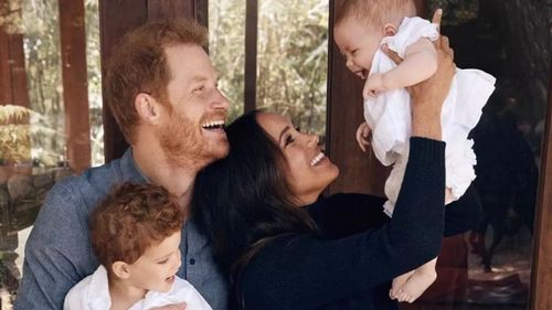 Các con của Meghan và Harry có họ mới khi cặp đôi từ bỏ truyền thống hoàng gia 64 năm