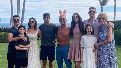 Simon Cowell là một người con trai xinh đẹp Eric, một người trước kia và không mặc áo Bruno Tonioli vào Lễ Phục Sinh