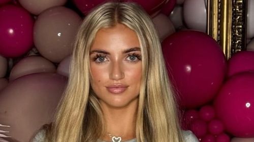 Công chúa con gái của Katie Price trông giống như công chúa "hai cánh" trong phim Glam snap - nhưng người hâm mộ cảnh báo