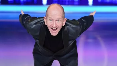 Màn vào ngoạn mục của ngôi sao Dancing on Ice Eddie the Eagle sẽ khiến người xem choáng váng