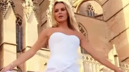 Amanda Holden, 53, nhấp nháy quần lót khi cô cởi đồ cho bức ảnh hơi nước