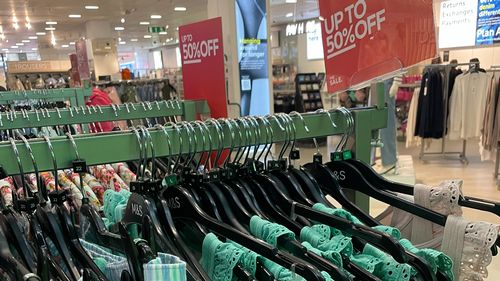 Marks và Spencer bán hàng mùa hè với tăng 50% quần áo và hơn nữa