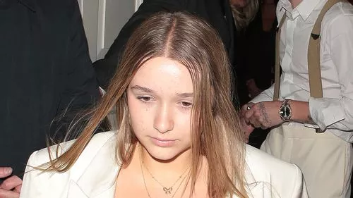 Harper Beckham, 12 tuổi, ăn cắp buổi biểu diễn tại buổi tiệc sinh nhật 50 tuổi của mẹ Victoria