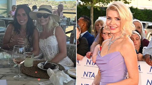 Holly Willoughby như lần đầu tiên cô ấy thấy trong nhiều tháng trong kỳ nghỉ với những người bạn đáng yêu