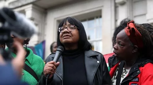 Diane Abbott thề sẽ tiếp tục là MP miễn là có thể