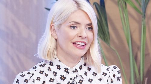 Holly Willoughby đã lập kế hoạch bắt cóc Al robot để "chơi đùa với các ngôi sao"