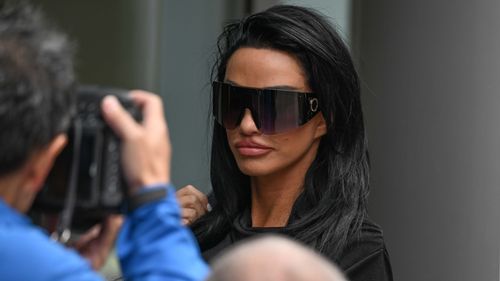 Katie Price trở lại làm việc cho mục tiêu che chắn sau khi phá sản