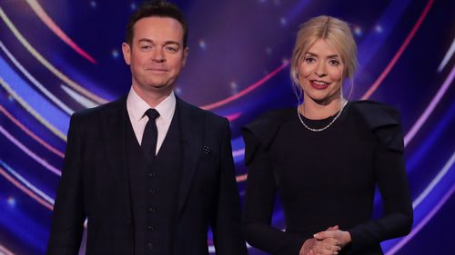 Holly Willoughby và Stephen Mulhern chứng minh họ không hề có tuổi trong bức ảnh chụp lại từ 20 năm trước