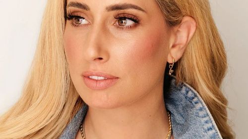 Stacey Solomon khởi động vòng cổ quyến rũ mới Abbott Lyons để phù hợp với vòng tay bán ra của mình