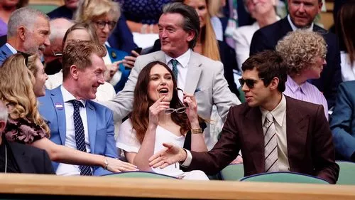 Kira Knightley và James Righton tham gia cùng những người nổi tiếng ở Wimbledon để xem Novak Djokovic