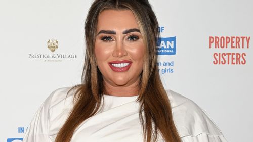 Lauren Goodger nở nụ cười rạng rỡ trong khi di chuyển nhà giữa một chiếc xe ITV Towie khổng lồ trở về