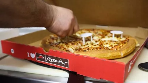 Mọi người chỉ đang tìm hiểu lý do tại sao pizza lại được đựng trong hộp vuông thay vì hộp tròn