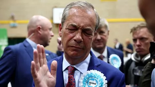 James thông minh xé Nigel Farage - 'Anh ta phải quyết định xem mình có phải là một chính trị gia nghiêm túc hay không. '