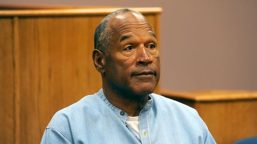 OJ Simpson đã bí mật hỏa táng như một cựu vận động viên NFL gây tranh cãi không thể tưởng nhớ công chúng