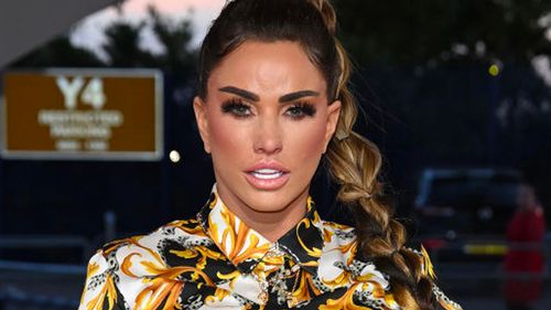 Katie Price "hoàn toàn khỏa thân" khi cô ấy cố gắng ngăn chặn phá sản