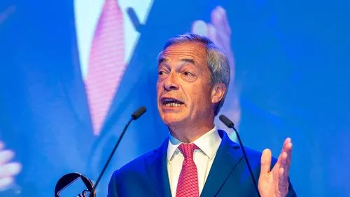 Nigel Farage đá bốc mùi tại giải thưởng TRIC như là muốn tham gia các cuộc đụng độ với sao Corrie