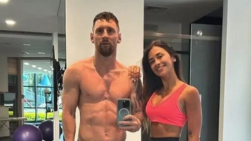 Lionel Messi đăng ảnh selfie trong phòng tập trước khi đối thủ truyền kiếp Cristiano Ronaldo phản hồi