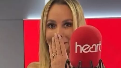 Amanda Holden, 53, thoát y hoàn toàn khỏa thân trong studio tim FM chật cứng