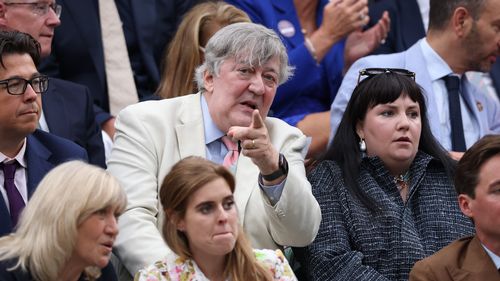 Stephen Fry và Lena Dunham nói chuyện đùa với công chúa Beatrice ở Wimbledon