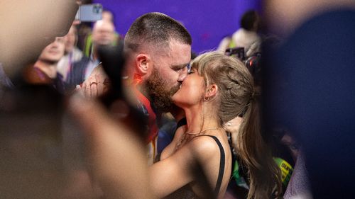 Travis Kelce đưa ra phản ứng chắc chắn với những người theo thuyết âm mưu của Taylor Swift