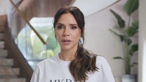 Victoria Beckham mở chiếc xe máy 300 bảng của David sau khi bị gãy chân