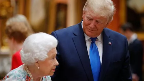 Donald Thump đóng dấu 'rất thô lỗ' của nữ hoàng Elizabeth II, tuyên bố cuốn sách mới