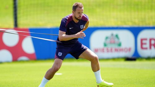 Harry Kane trả lời lại với những nhà phê bình giữa chừng kêu gọi Hạm trưởng Anh phải thả